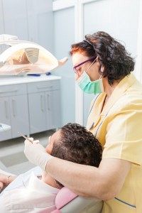 Higienista dental trabajando con paciente