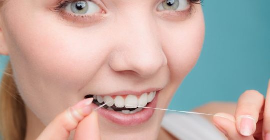 Cómo utilizar el hilo dental